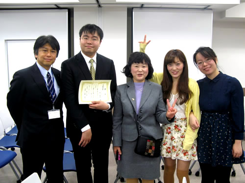 本校の代表に選ばれた、ハイ ケンショクさん・リ セツさん・ニン シュウエンさんです。